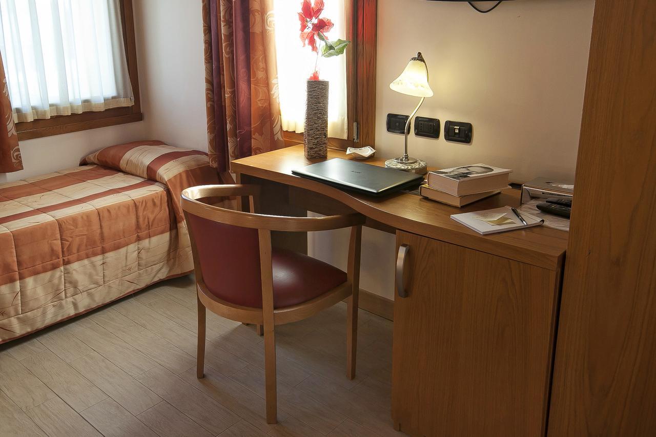 Albergo Antica Corte Marchesini Campagna Lupia Exteriör bild